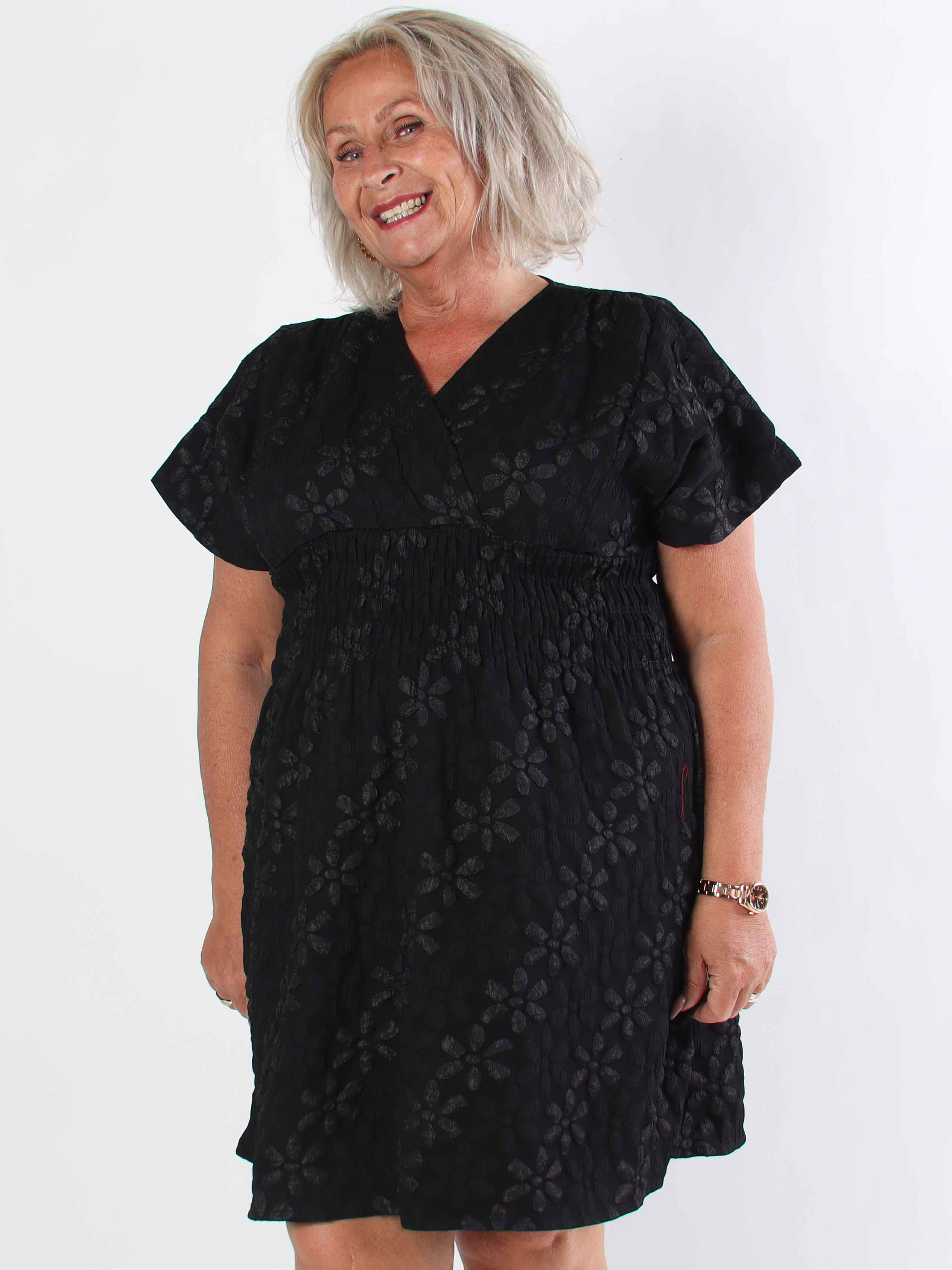 Pams Bloom Short - Feminin plus size kjole med blomstermotiver